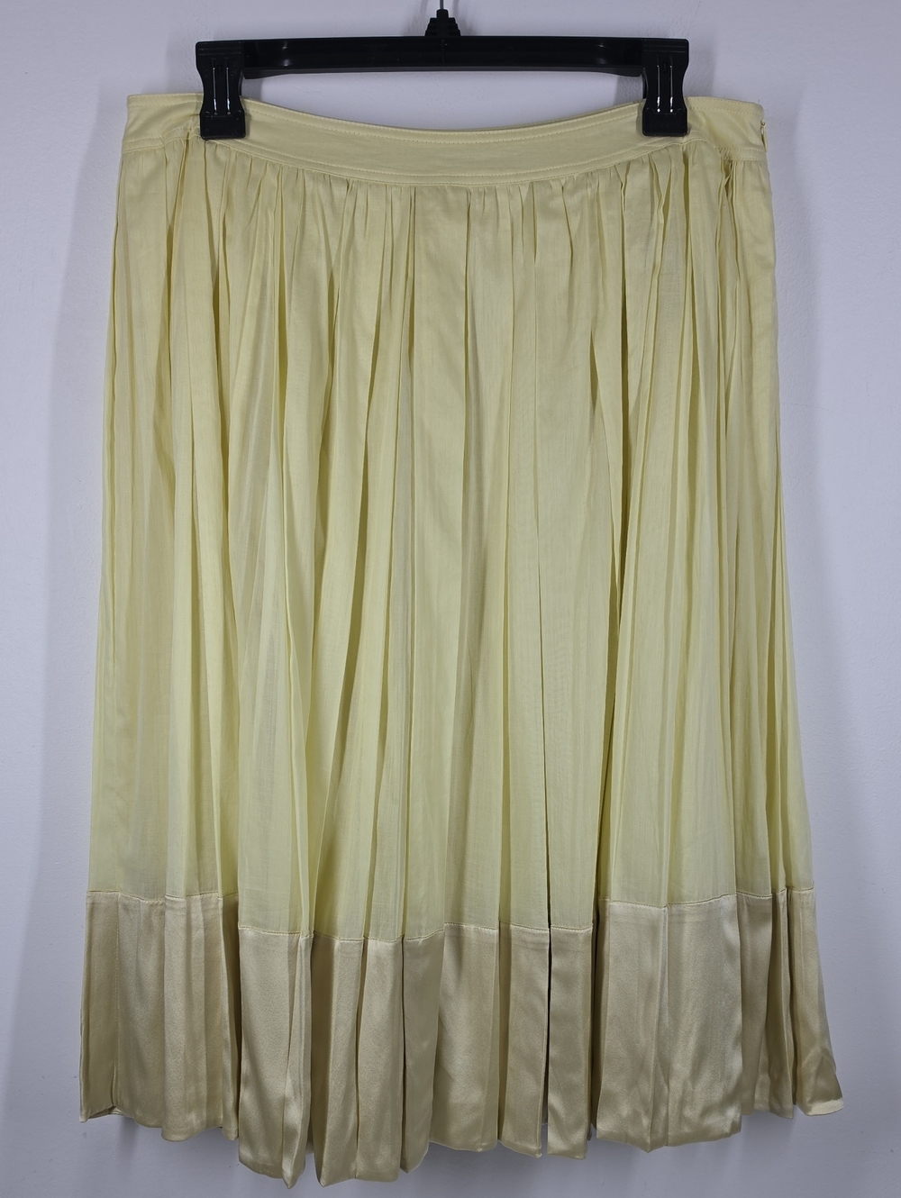 Burberry London Yellow Silk Skirt Size 10 Pleated Luxury Lined Midi